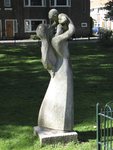 905410 Afbeelding van het kalkstenen beeldhouwwerk 'Moedervreugde' van Maarten Pauw (1912-1966), in 1957 geplaatst in ...